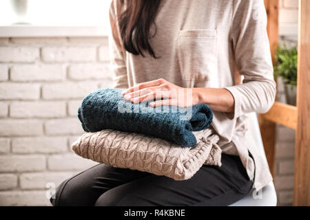 Woman's Hände, die gewirkten Kleider. Close Up. Stockfoto