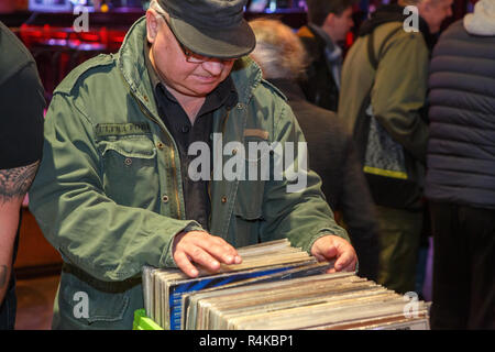 Kiew, Ukraine-3 NOVEMBER 2018: Vintage vinyl record Flohmarkt im Club. Alte Musik Sammler kaufen, verkaufen & Handel retro Vinyls für Plattenspieler player. Riesiges c Stockfoto