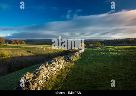 Sicht in der Dämmerung den Blick auf den Hügeln in der Nähe von Miller Dale und Chee Dale in der Nähe von Buxton in der Nationalpark Peak District, Derbyshire, Großbritannien Stockfoto