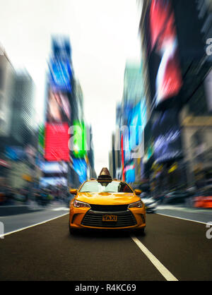 Berühmten gelben Taxi fährt durch Times Square Manhattan in New York mit dramatischen Moderne Wirkung Stockfoto