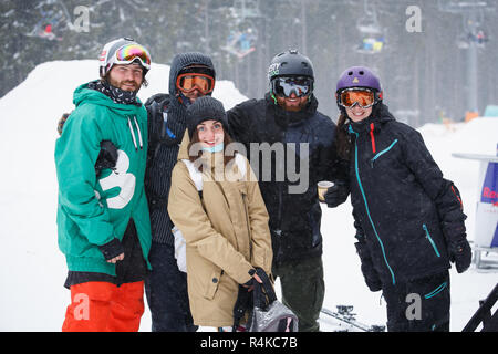 BUKOVEL, UKRAINE-19. März, 2018: Winter Action Sports Festival im Snow park. Junge Menschen in Big Air Snowboard & extreme Skifahren konkurrieren. Gruppe von ATHLE Stockfoto