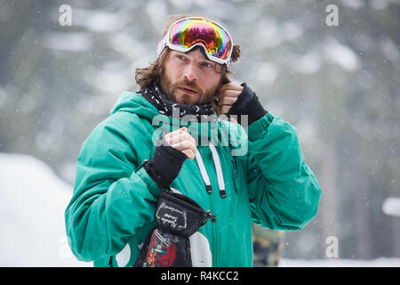 BUKOVEL, UKRAINE-19 MÄRZ 2018: Portrait von rider Mann mit Bart Tragen schützender helm ans Sonnenbrille. Winter Action Sports Festival im Snow park. pe Stockfoto