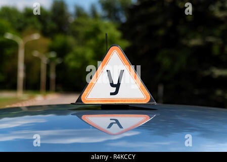 Russische Fahrschule auto Schild oben auf dem Auto Stockfoto