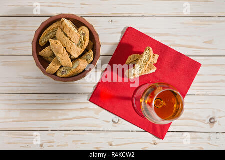 Italienische cantucci Kekse und Vin santo Wein über eine rote Serviette Stockfoto