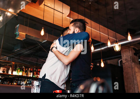 Arabische junge Männer treffen im Lounge Café. Echte Gefühle von besten Freunden gerne jeden anderen zu sehen. Stockfoto