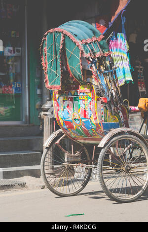 Fahrbare Rikschas warten auf Kunden in Kathmandu Stockfoto