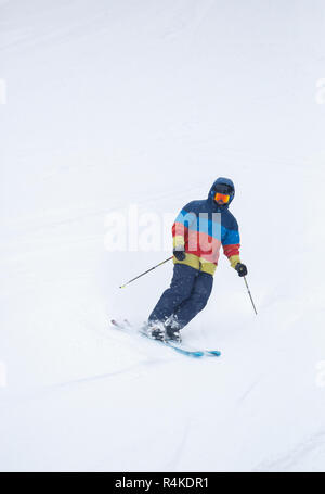 BUKOVEL, UKRAINE-24. März, 2018: Extreme Sport Wettbewerb im Winter Ski Park. Junge Athleten konkurrieren im stunt Ski fahren. Stockfoto