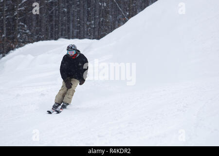 BUKOVEL, UKRAINE-24. März, 2018: Extreme Sport Wettbewerb im Winter Ski Park. Junge Athleten konkurrieren im stunt Ski fahren. Stockfoto