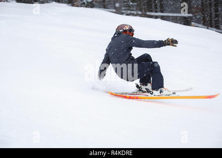 BUKOVEL, UKRAINE-24. März, 2018: Extreme Sport Wettbewerb im Winter Ski Park. Junge Athleten konkurrieren im stunt Ski fahren. Stockfoto