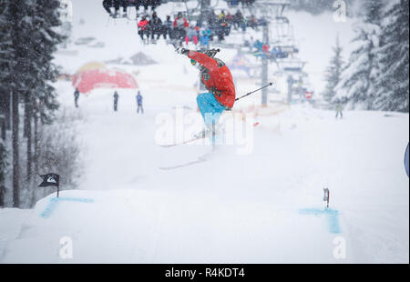BUKOVEL, UKRAINE-24. März, 2018: Extreme Sport Wettbewerb im Winter Ski Park. Junge Athleten konkurrieren im stunt Ski fahren. Stockfoto