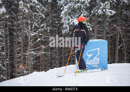BUKOVEL, UKRAINE-24. März, 2018: Extreme Sport Wettbewerb im Winter Ski Park. Junge Athleten konkurrieren im stunt Ski fahren. Stockfoto