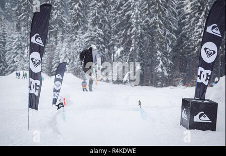 BUKOVEL, UKRAINE-24. März, 2018: Extreme Sport Wettbewerb im Winter Ski Park. Junge Athleten konkurrieren im stunt Ski fahren. Stockfoto