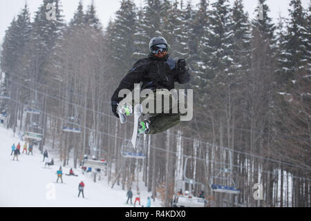 BUKOVEL, UKRAINE-24. März, 2018: Extreme Sport Wettbewerb im Winter Ski Park. Junge Athleten konkurrieren im stunt Ski fahren. Stockfoto