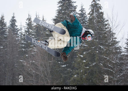 BUKOVEL, UKRAINE-24. März, 2018: Extreme Sport Wettbewerb im Winter Ski Park. Junge Athleten konkurrieren im stunt Ski fahren. Stockfoto