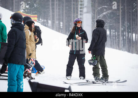 BUKOVEL, UKRAINE-24. März, 2018: Extreme Sport Wettbewerb im Winter Ski Park. Junge Athleten konkurrieren im stunt Ski fahren. Stockfoto