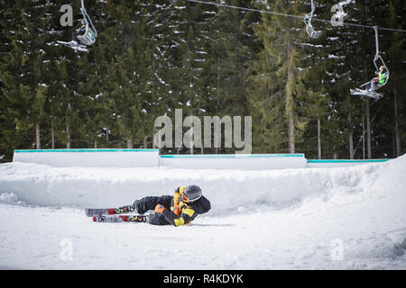 BUKOVEL, UKRAINE-24. März, 2018: Extreme Sport Wettbewerb im Winter Ski Park. Junge Athleten konkurrieren im stunt Ski fahren. Stockfoto