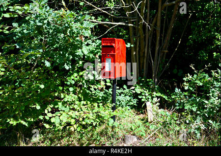 Einem kleinen Sockel montiert Royal Mail Post Box in einer ländlichen Lage in Kent gelegen. Großbritannien Stockfoto