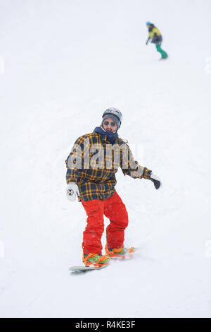 BUKOVEL, UKRAINE-20. März, 2018: Snowboard Contest in Winter Park. Junge Athleten im Snowboarden konkurrieren. Cool extreme Sport Wettbewerb für die Jugend Stockfoto