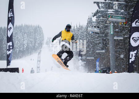 BUKOVEL, UKRAINE-20. März, 2018: Snowboard Contest in Winter Park. Junge Athleten im Snowboarden konkurrieren. Cool extreme Sport Wettbewerb für die Jugend Stockfoto
