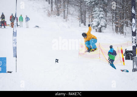 BUKOVEL, UKRAINE-20. März, 2018: Snowboard Contest in Winter Park. Junge Athleten im Snowboarden konkurrieren. Cool extreme Sport Wettbewerb für die Jugend Stockfoto