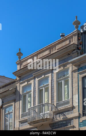 View of main façade of traditional Portuguese urban building on Porto city, Portugal Stockfoto