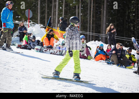 BUKOVEL, UKRAINE-20. März, 2018: Snowboard Contest in Winter Park. Junge Athleten im Snowboarden konkurrieren. Cool extreme Sport Wettbewerb für die Jugend Stockfoto