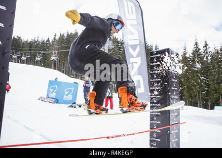 BUKOVEL, UKRAINE-20. März, 2018: Snowboard Contest in Winter Park. Junge Athleten im Snowboarden konkurrieren. Cool extreme Sport Wettbewerb für die Jugend Stockfoto