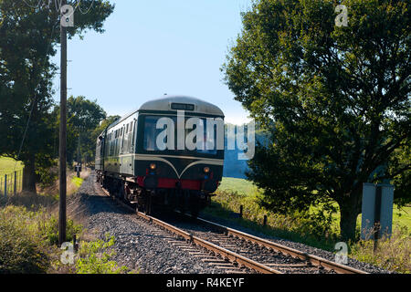 Ex British Railways Class 108 Diesel mechanische Multiple Unit klettern Tenterden Bank in Cranbrook Road auf der Kent und East Sussex Railway Stockfoto