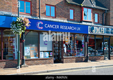 Die Krebsforschung Charity Shop in Commercial Road, Paddock Wood, Kent. Großbritannien Stockfoto