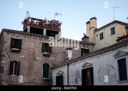 Venedig-Architektur-Ecke zwischen Gebäuden Stockfoto