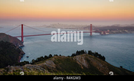 Die Golden Gate Bridge mit San Francisco im Abstand Stockfoto