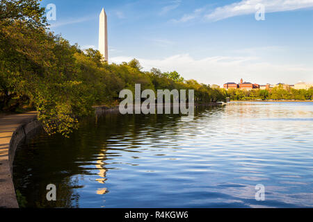 Das Washington Monument in Washington D.C. aus der Tidal Basin gesehen Stockfoto