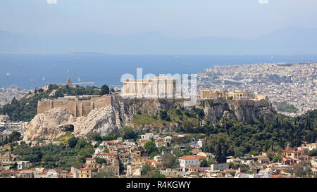 Athen, Griechenland - Mai 02: Antenne Stadtbild von Athen am 02.Mai 2015. Akropolis UNESCO Weltkulturerbe und die Stadt vom Berg Lycabettus in Athen, Gr Stockfoto