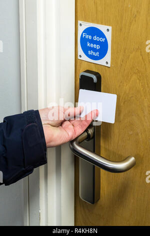 Frau Eröffnung Hotel Zimmer mit einem kontaktlosen Nähe Access Card. Stockfoto