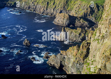 Spektakuläre Küsten mit Klippen und Stacks, Heimat Zucht Seevögel in Hermaness, Unst, Shetlandinseln, Schottland, Großbritannien Stockfoto