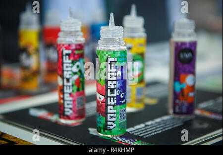 Kiew, Ukraine-27. Oktober 2018: Neue vape Saft Flüssigkeit bei vape Expo Store kaufen. Bunte Kunststoffbehälter mit e-liquid auf Verkauf im Shop. Flaschen mit e-j Stockfoto