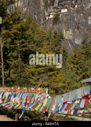 Gebetsfahnen auf dem Weg zum Taktsang Kloster, Bhutan Stockfoto