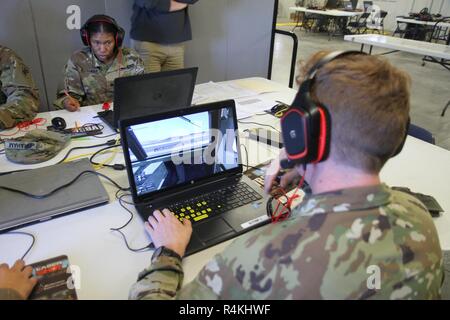 U.S. Army Reserve Rotational Training Unit Soldaten erhalten Unterricht und Verhalten vor - Live Fire Training können Sie über die virtuelle Schlacht Platz 3 (VBS 3) Schießwesen Trainer Plug-In während des Betriebs Cold Steel III und von der US-Armee die zivilen Angelegenheiten und psychologische Funktion Befehl an Joint Base Mc Guire-Dix - Lakehurst, New Jersey, Okt. 30, 2018 gehostet wird. Mit Hilfe dieser Simulation, die Fahrzeugbesatzung Evaluator ist in der Lage, das Fahrzeug Commander (VC) und Gunner auf individueller und Crew - die koordinativen Fähigkeiten, Engagement Techniken zu vermitteln, und gezielte Akquisition. Betrieb Cold Steel ist die US-Armee Reserv Stockfoto