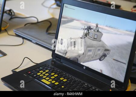 U.S. Army Reserve Rotational Training Unit Soldaten erhalten Unterricht und Verhalten vor - Live Fire Training können Sie über die virtuelle Schlacht Platz 3 (VBS 3) Schießwesen Trainer Plug-In während des Betriebs Cold Steel III und von der US-Armee die zivilen Angelegenheiten und psychologische Funktion Befehl an Joint Base Mc Guire-Dix - Lakehurst, New Jersey, Okt. 30, 2018 gehostet wird. Mit Hilfe dieser Simulation, die Fahrzeugbesatzung Evaluator ist in der Lage, das Fahrzeug Commander (VC) und Gunner auf individueller und Crew - die koordinativen Fähigkeiten, Engagement Techniken zu vermitteln, und gezielte Akquisition. Betrieb Cold Steel ist die US-Armee Reserv Stockfoto
