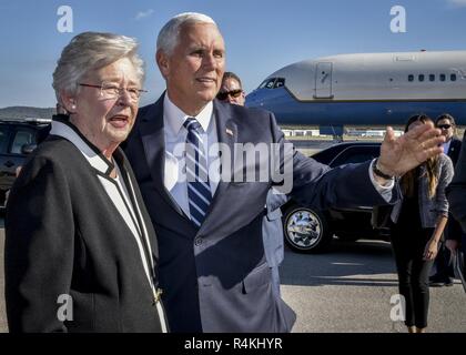 Vice President Mike Pence und Alabama Gouverneur Kay Ivey spricht zu den lokalen Medien an Sumpter Smith ANGB, Birmingham, Alabama 30. Oktober 2018. Stockfoto