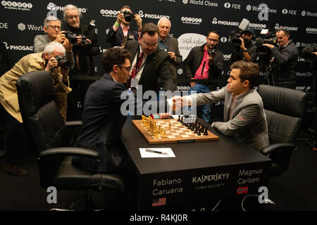 World Chess Championship in London 2018. Magnus Carlsen, weltweit die Nummer Eins aus Norwegen, behielt seinen Titel gegen Fabiano Caruana nach einem Tie-break. Stockfoto