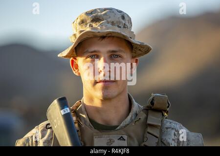 Lance Cpl. Joshua Russell bereitet sich auf einen Konvoi während einer Live-fire Recovery mission auf Camp Wilson, Marine Corps Air Ground Combat Center Twentynine Palms, Kalifornien, Okt. 30, 2018 abzuweichen. Marines mit Transport Services Unternehmen, die Bekämpfung der Logistik Bataillon 4, 3 Marine Logistics Group, ausgebildete beschädigte Fahrzeuge und Personal während der Kampfhandlungen zu erholen. ITX 1-19 ist ein groß angelegtes Marine Air-Ground Task Force integration Übung, in der CLB-4 Marinesoldaten und Matrosen Zug schnell auf jede Kontingenz zu reagieren, indem sie die vollständige Integration mit Masse und Air Combat Elemente der Magtf. R Stockfoto