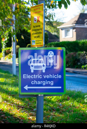 Das Laden von Elektrofahrzeugen Punkt Anmelden einen Parkplatz Stockfoto