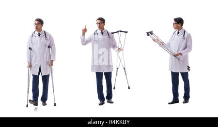 Junger Arzt Arzt ständigen Wandern auf weißem Hintergrund Stockfoto