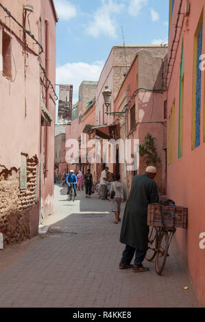 18-04-11. Marrakesch, Marokko. Straßenszene in die Medina mit einem alten, ältere Menschen, Menschen mit einem Fahrrad. Foto © Simon Grosset/Q-Fotografie Stockfoto