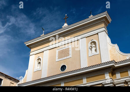 Fassade Detail, Santa Maria Maddalena Kirche mit Sonnenuhr, Lukas und Kreuz, Kirche Santa Maria Maddalena, La Madellena, Sardinien, Italien. Stockfoto