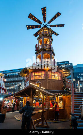 Große Windmühle mit Krippenfiguren und ein Weihnachtsmarkt stall verkaufen heiße Wurst Beikost. George Square, Glasgow, Schottland, Großbritannien. Menschen und St Stockfoto