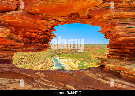 Die Murchison River Gorge Blick durch die Felsen plätscherte mit roten und weißen der Natur des Fensters. Iconic natürliche Attraktion in Western Australia. Beliebte spaziergang Trail im Kalbarri National Park. Stockfoto