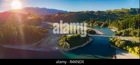 Brücken über Rakaia Fluss, Rakaia Gorge, Neuseeland, Südinsel, bei Sonnenuntergang Stockfoto