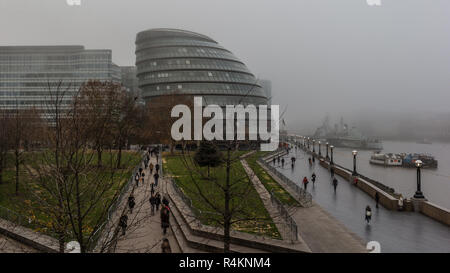 Morgens auf dem Weg zur Arbeit durch neblige London Stockfoto